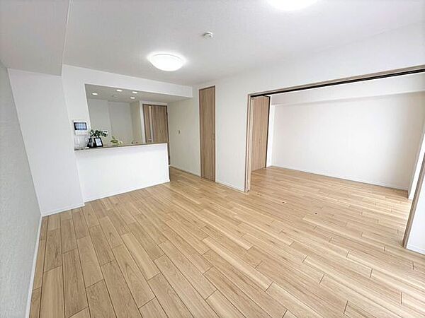 広々としたリビングで優雅な家族時間♪リフォーム済みのため、綺麗なお部屋です！
