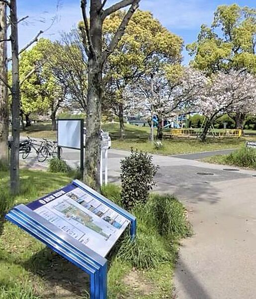 金岡公園テニスコート陸上競技場野球コート遊具室内運動場駐車場あり 970m