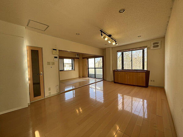 ２階の主寝室部分。内装状態良好です。（写真は賃貸に出す前に撮影。家具をＣＧ加工により消しております。）