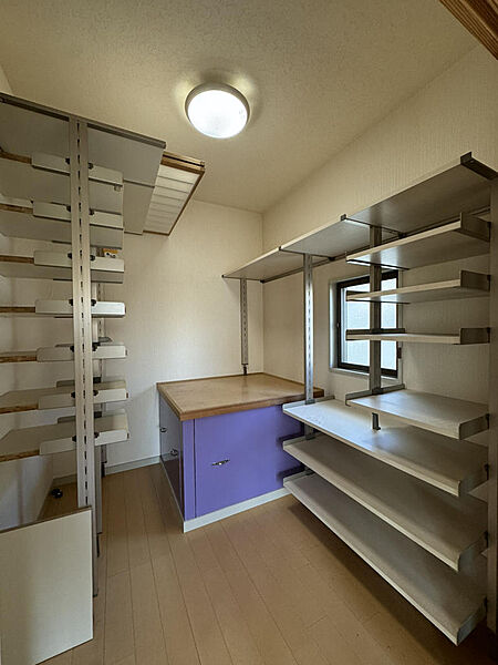 ２階の納戸部分。多くの棚が備付けられており、多くのものを収納可能です。（写真は賃貸に出す前に撮影。）