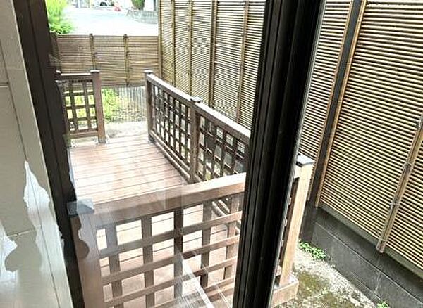 室内から続くウッドデッキ。目隠しフェンス付きでプライバシーにも配慮されています。