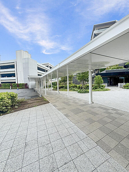 駐車場までは、雨にぬれずに行けるよう屋根が設置されております。