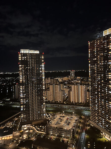 ライトアップされた夜景。町全体はもちろん、海沿いの港もライトアップされ、非日常的な眺望を味わうことが可能です。