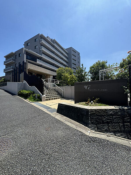 エントランスアプローチ。スロープもついているバリアフリー設計です。高級感のある外観。