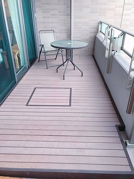 室内のブラウンのフローリングと似た色を採用しており、一体感が生まれ、リビングがより広い空間へと感じられます。