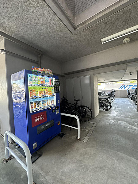 敷地内には自動販売機も備えられております。