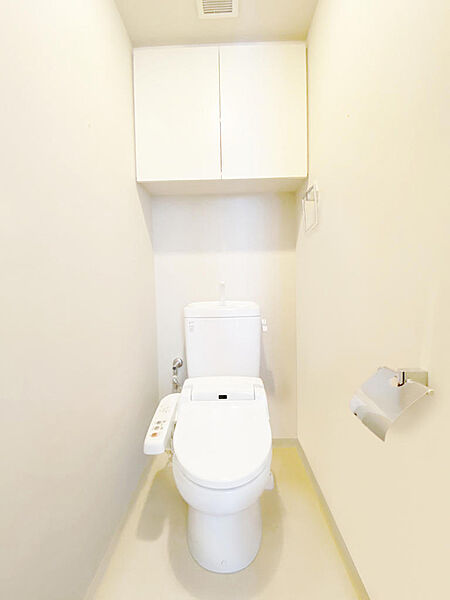 上戸棚付きのトイレです。掃除用品やトイレットペーパーなどもすっきり収納可能です。