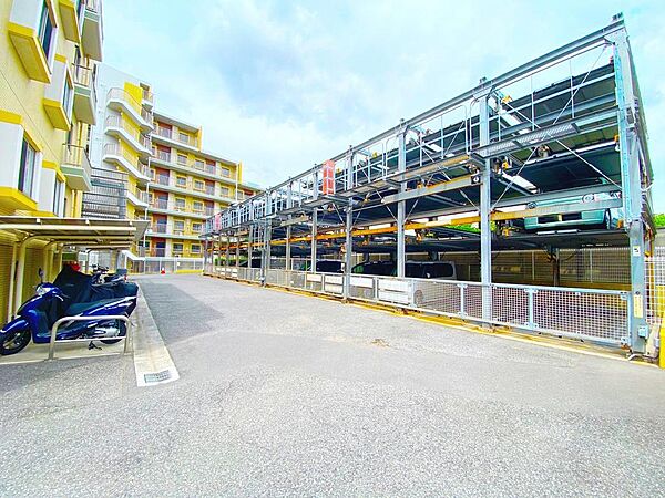 1室につき1台は確保されております。敷地内の駐車が可能です。※車高制限有(1450～1550ｍｍ程度)