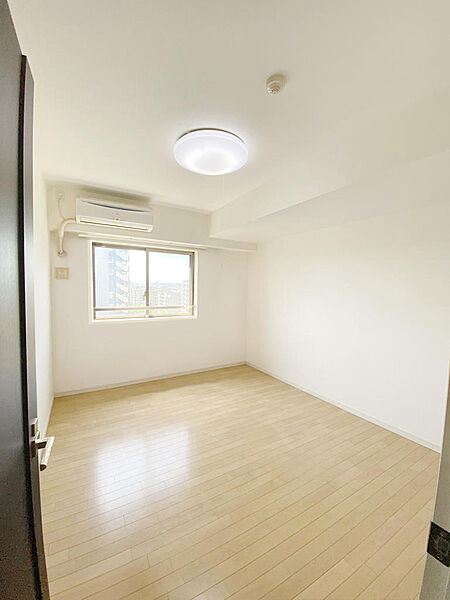 約6.0帖の洋室でございます。こちらのお部屋は外に室外機置場がございます。※お写真はCGにより、家具を消す加工を施しております。