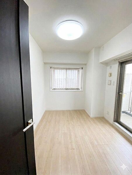 約5.0帖の洋室でございます。こちらのお部屋からは北側のバルコニーへ出ることができます。※お写真はCGにより、家具を消す加工を施しております。