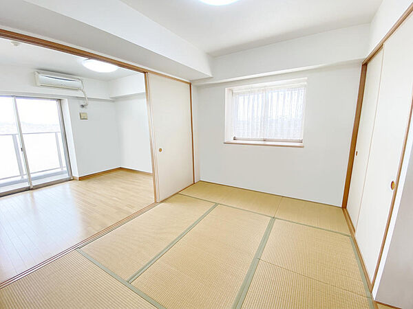約6.0帖の和室でございます。(板畳を含む)リビングと繋がっておりますので襖を開けると開放感がございます。※お写真はCGにより、家具を消す加工を施しております。