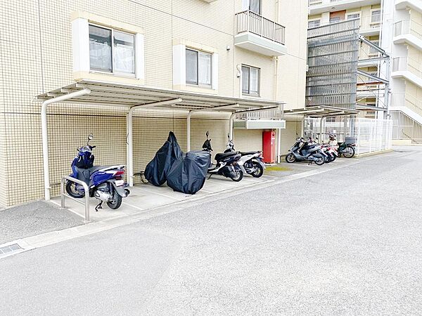 バイク置場の様子です。(５０ｃｃ)継承はできかねますので、原付バイクをお持ちの場合は新たに契約していただく必要があります。