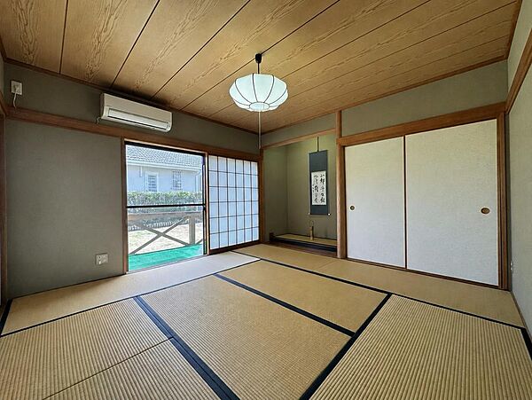 8帖の和室。玄関から直接お客様をお通しできます。リビング側の襖を開放すると、より広い空間へ。※CG加工により、家具等を消す加工を行っております。