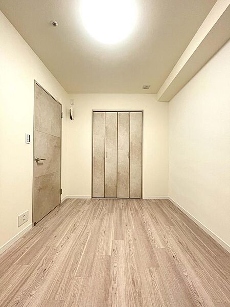 《サービスルーム（約5.5帖）》収納付きでお部屋をすっきり保てます