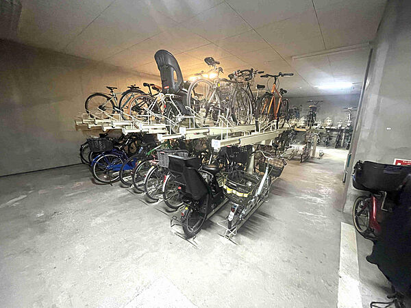 《駐輪場》屋内駐輪場で雨の日も安心です