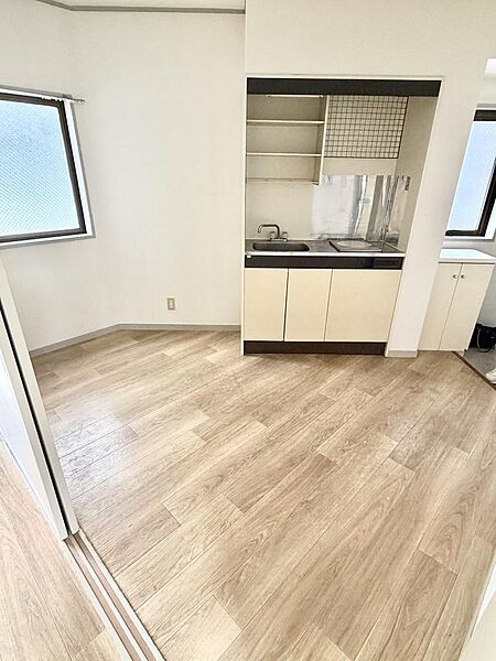 約5帖のダイニングキッチン。洋室と分けて使える1DKの間取りで、生活にメリハリをつけられます。