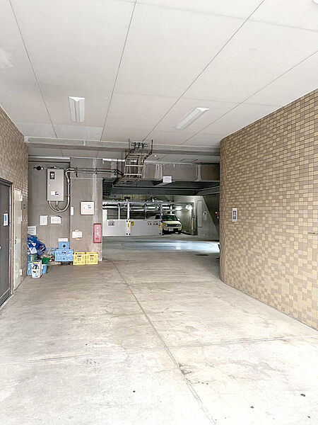 《駐車場》敷地内駐車場（空き有）を備えています