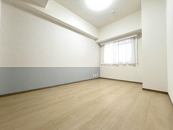 《洋室1（5.5帖）》落ち着いた色合いが心地よい洋室です。