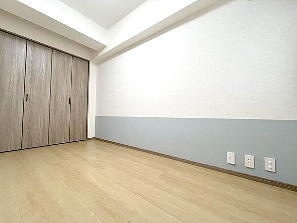 《洋室1（5.5帖）》大容量クローゼット付きで収納力も充実。