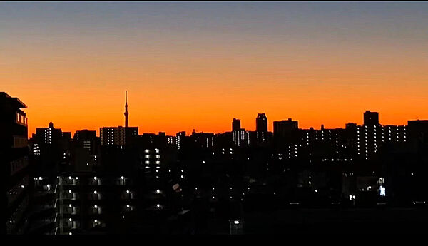 《眺望（朝焼け）》朝焼けも美しく映える洗練された住まい