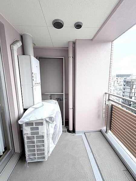 《バルコニー》南向きバルコニーで陽当たり良好