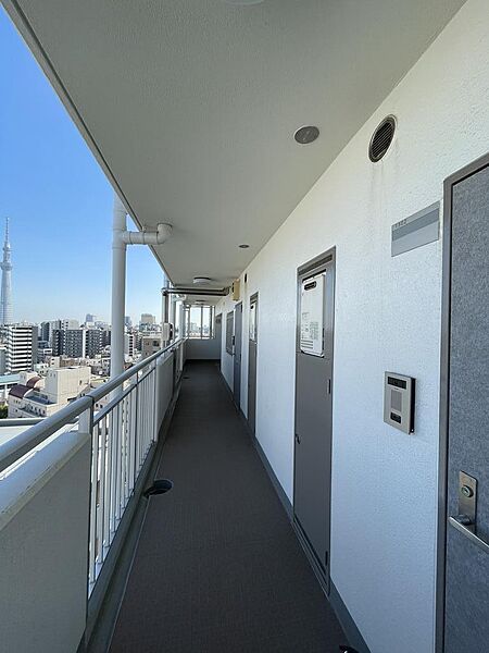 開放感のある外廊下設計。風通しが良く、日中は明るい共用空間です。