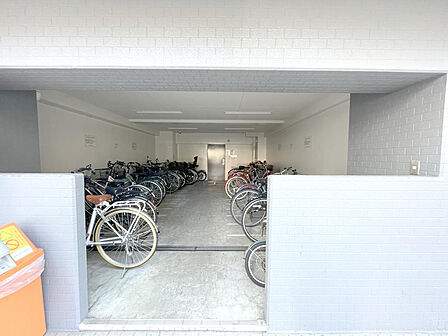 屋根付き駐輪場を完備。日常の移動にも便利で安心してご利用いただけます。