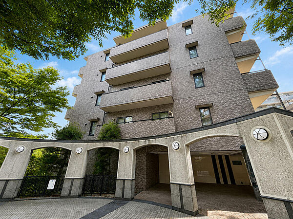 《外観》ゆとりある敷地に佇む、存在感あるマンション