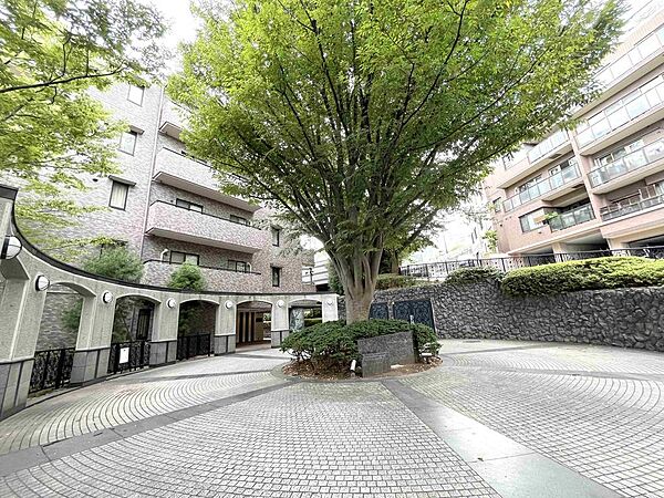 《エントランスアプローチ》豊かな緑に囲まれた、穏やかなエントランス前
