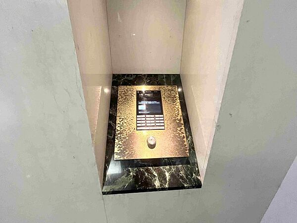《オートロック》来訪者を確認でき、安心感を高めるオートロック