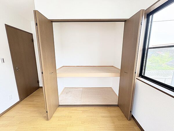 洋室（５帖）収納