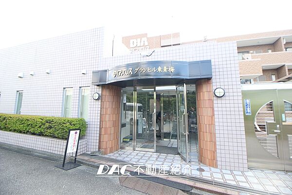 重厚感漂い意匠性を備えた正面ゲート。