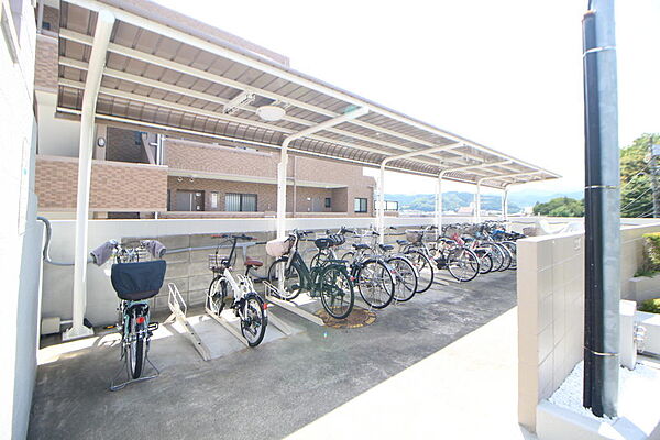 駐輪場（二輪車）置き場は台数保管にゆとりのあるスペースです♪