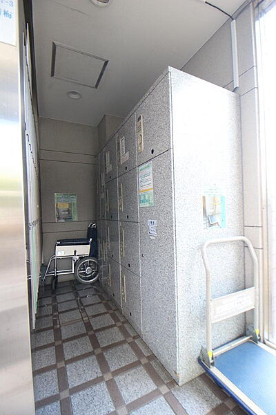 エントランスエリアには宅配BOXも完備され、不在時の荷物の受け取りもでき便利に活用です♪