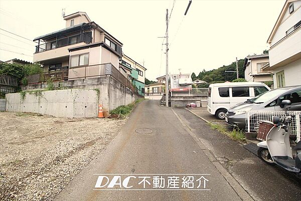 接道状況。傾斜はありますが、通行量は少なく車の出し入れもノンストレスです♪