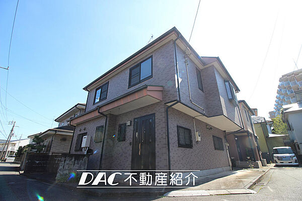 建物西側には駐車スペース（1台分）があります。西側私道は6Mです。