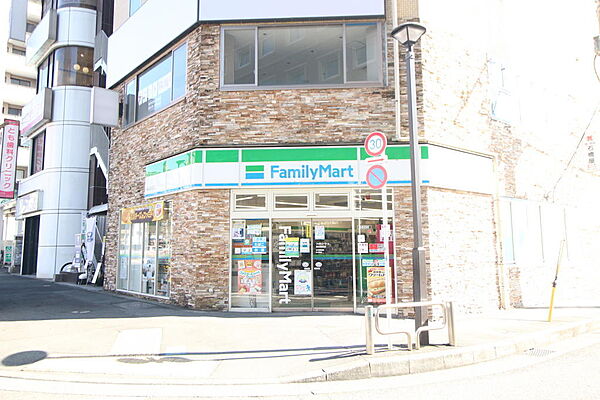 ファミリーマート福生駅前店(約180M)　ファミリーマートも徒歩約3分の場所にございます！