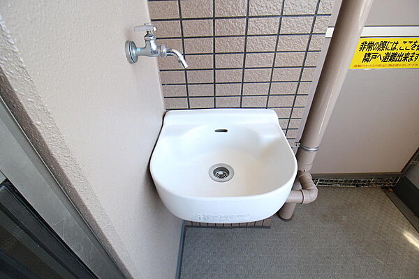 バルコニーには汚れ物などを洗うのに便利なスロップシンクがございます！
