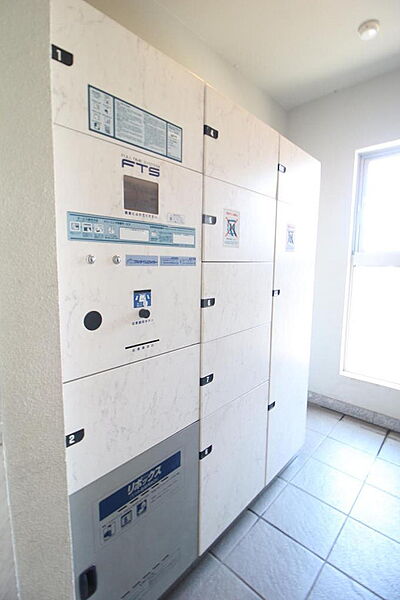 マンションには宅配ボックスがございます。