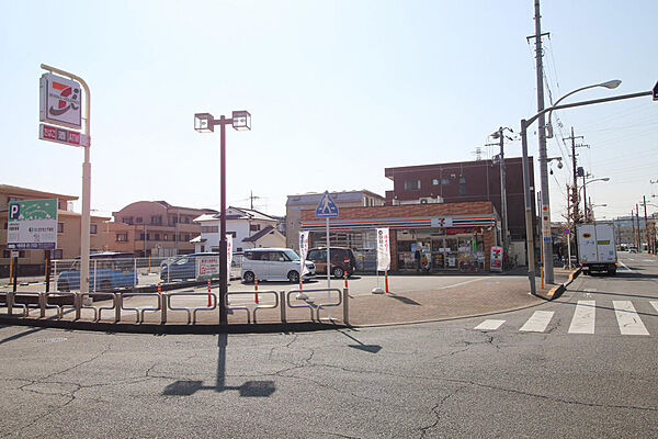 セブンイレブン小作駅西口店（約650M）徒歩約9分・小作駅前にコンビニがあるので、駅利用前後のお買い物や支払いなどに便利です！