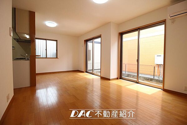 リビング側より（LDK約15.6帖）２か所の掃き出し窓を備えた間取りにより採光豊か！明るい生活が育まれます♪