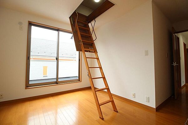 ２階主寝室約8.8帖。小屋裏収納への様子。ハシゴを使用します。