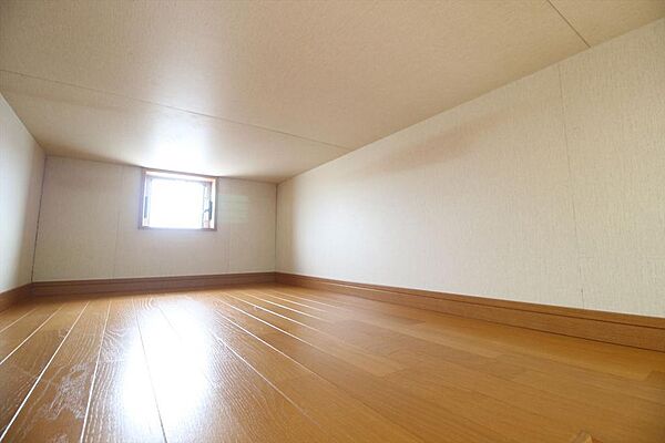 小屋裏収納は採光＆広さがありご家族のストック収納に役立ちます。
