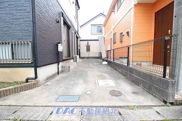 駐車スペース。リビング横に接しており室内への荷物等の出し入れが楽々です♪