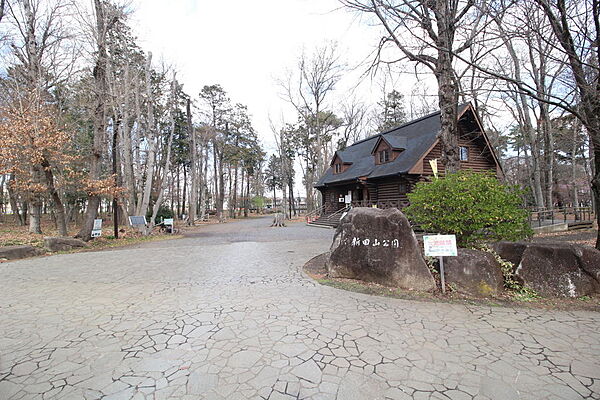 新田山公園まで徒歩約2分（約160M）遊具もある公園です！