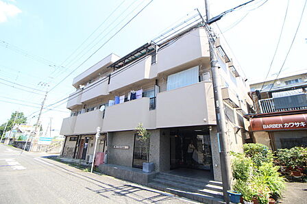 1階テナントには美容室がございます。