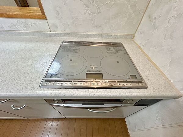 3口IHコンロ付き！お掃除も楽でお子様や高齢の方も安心してお使いいただけます♪
