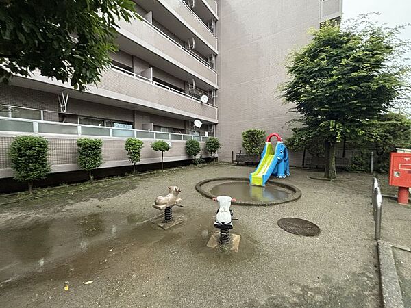 敷地内に公園がありお子様がのびのび遊べる、子育て世帯にも嬉しい環境です♪