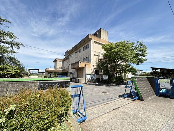 南中学校まで　900m　徒歩約12分●三郷市の中南部にある中学校である。目指す生徒像「夢の実現に向けたくましく努力を続ける生徒」