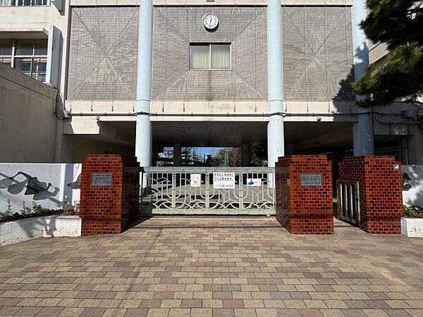 青木中学校まで　650m　徒歩約9分●教育目標「心を磨く・身体を磨く・智性を磨く」　目指す学校像「心の教育を基盤とする「文武両道」を実践し、地域から信頼される学校 」